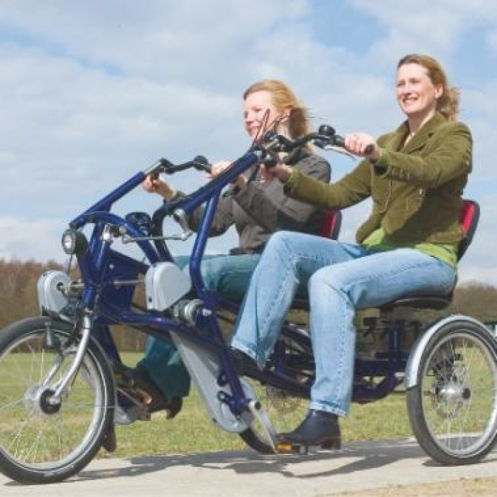 Vrouwen fietsend op een special needs bike