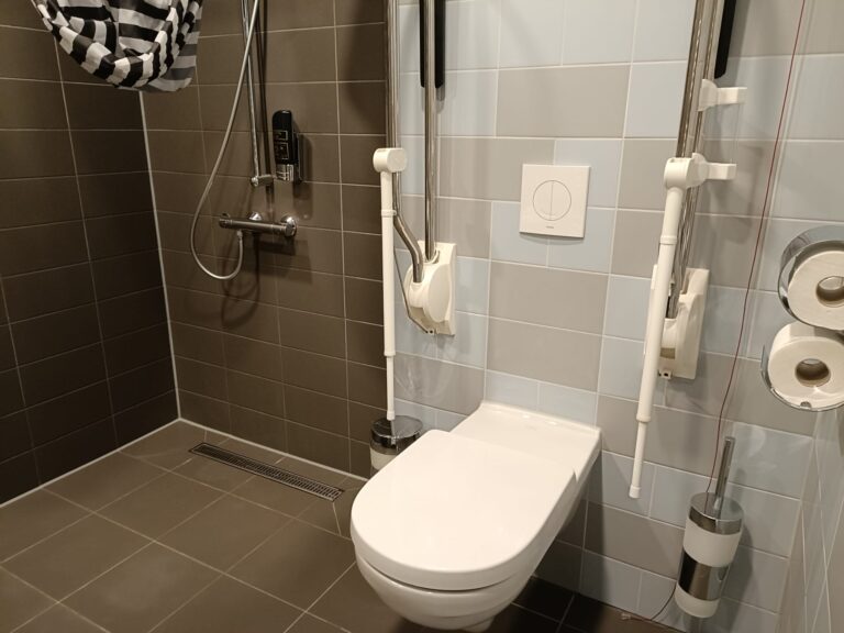 MEININGER Hotel accessible bathroom